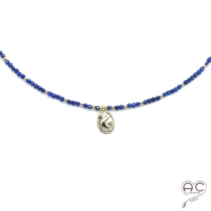 Collier lapis lazuli avec une médaille vintage croissant de lune, ras de cou, pierre naturelle et plaqué or, création