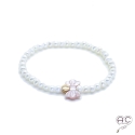 Bracelet perles d\'eau douce blanches, noeud en nacre rose et pastille en plaqué or, femme, création by Alicia