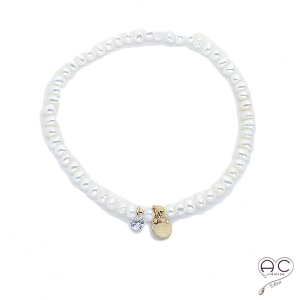 Bracelet perles d'eau douce, pampille médaille en plaqué or et petit brillant en cristal, élastique, gipsy, bohème, création 