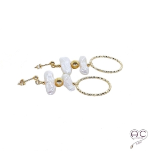 Boucles d'oreilles avec perles d'eau douce baroques longues et grand anneau ciselé en plaqué or, création