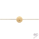 Bracelet oeil gravé sur une médaille ronde en plaqué or satiné, avec une chaîne fine, femme