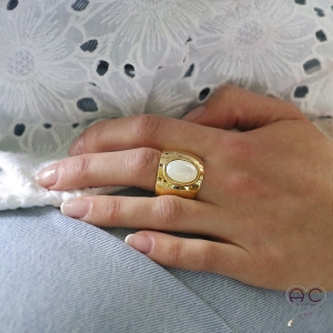 Bague nacre blanche, cabochon ovale sur anneau large et bombé en argent 925 doré à l'or fin 18K, femme