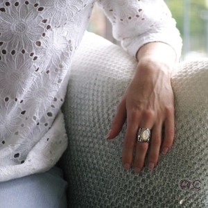 Bague nacre blanche, cabochon ovale sur anneau large et bombé en argent 925 rhodié, femme