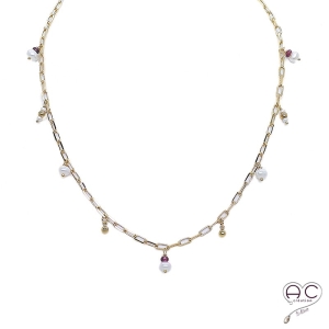 Collier avec breloques en perles de culture et rubis sur une chaîne maillons  petits rectangles en plaqué or, ras de cou