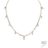 Collier avec breloques en perles de culture et rubis sur une chaîne maillons  petits rectangles en plaqué or, ras de cou