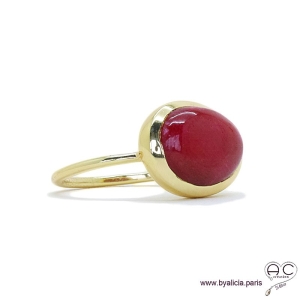 Bague DITA avec rubis véritable en cabochon sur un anneau fin en plaqué or, pierre précieuse, femme