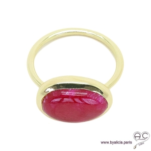 Bague DITA avec rubis véritable en cabochon sur un anneau fin en plaqué or, pierre précieuse, femme