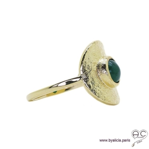 Bague NAEMI ronde en plaqué or martelé  avec agate vert en cabochon serti clos, anneau fin , femme