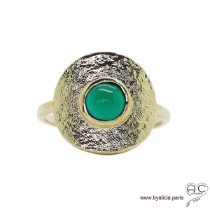 Bague NAEMI ronde en plaqué or martelé  avec agate vert en cabochon serti clos, anneau fin , femme