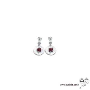 Boucles d'oreilles NAEMI ronde en argent 925 rhodié et martelé avec agate rouge en cabochon serti clos, pendantes , femme