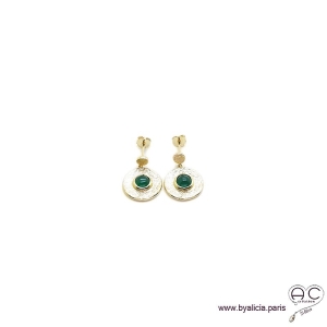 Boucles d'oreilles NAEMI ronde en plaqué or martelé avec agate vert en cabochon serti clos, pendantes , femme