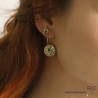 Boucles d'oreilles avec pierre naturelle aventurine sertie sur un triangle en plaqué or, puces, clous 