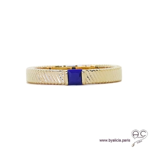 Bague zirconium bleu lapis-lazuli sur l'anneau ciselé en plaqué or, empilable, femme, tendance