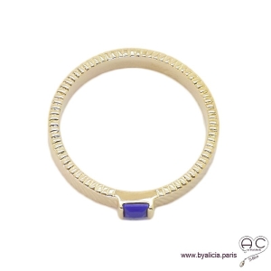 Bague zirconium bleu lapis-lazuli sur l'anneau ciselé en plaqué or, empilable, femme, tendance