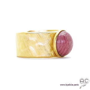 Bague avec rhodolite en cabochon sertie sur un anneau martelé, large, ouvert en plaqué or, pierre fine rose, femme