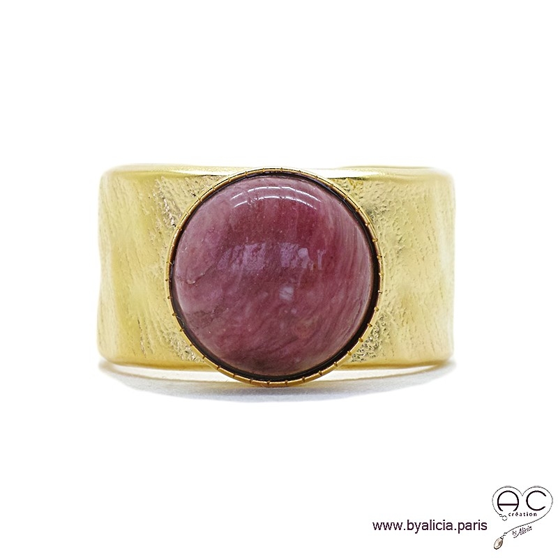 Bague avec rhodolite en cabochon sertie sur un anneau martelé, large, ouvert en plaqué or, pierre fine rose, femme