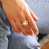 Bague avec perle de culture d'eau douce et topaz bleu serties sur anneau large martelé en plaqué or, femme