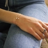 Bracelet avec solitaire en zirconium brillant sur une chaîne en plaqué or, fin, femme