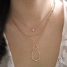 Collier avec deux anneaux entrelacé en plaqué or martelé, ras de cou, femme