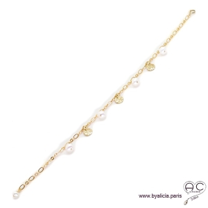 Bracelet avec breloques en perles de culture et petites médailles martelées, chaîne en plaqué or, création by Alicia