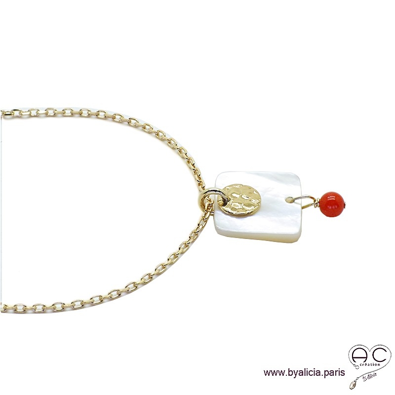 Collier, pendentif en nacre avec médaille martelé en plaqué or et pampille en racine de corail, création by Alicia