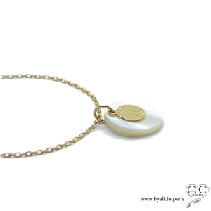 Collier, pendentif en nacre  ronde avec médaille soleil en plaqué or, création by Alicia