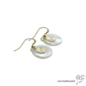 Boucles d'oreilles en nacre ronde avec médaille soleil en plaqué or, création by Alicia