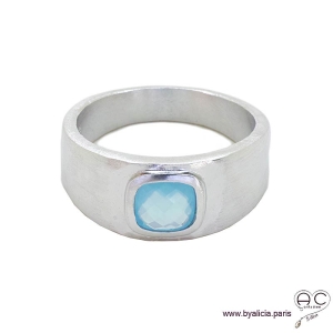 Bague avec agate bleue sertie sur un anneau en argent massif rhodié, satiné, martelé, pierre naturelle, femme