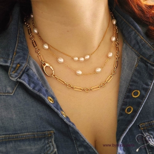 Collier avec perles de culture blanche parsemée sur une chaîne maillon rectangulaire en plaqué or 3MIC, création by Alicia