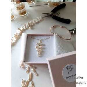 Sautoir perle de culture d'eau douce baroque longues, plates, chaîne en plaqué or parsemé des perles, création by Alicia