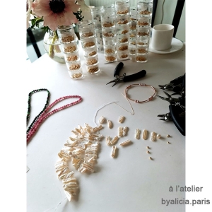 Sautoir perle de culture d'eau douce baroque longues, plates, chaîne en plaqué or parsemé des perles, création by Alicia