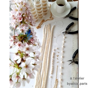 Sautoir-collier cravate, perles de culture blanche sur une chaîne finition anneau et goutte, argent massif, création by Alicia