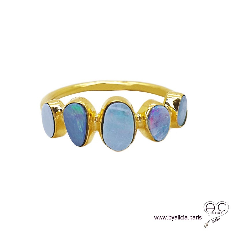 Bague, opales bleues sur l'anneau en argent doré à l'or fin , pierre semi-précieuse, femme
