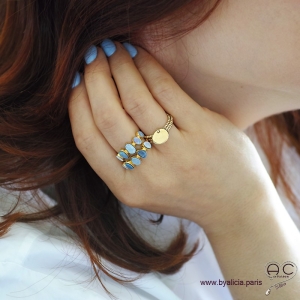 Bague, opales bleues sur l'anneau en argent doré à l'or fin , pierre semi-précieuse, femme