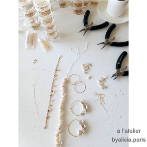 Boucles d'oreilles créoles aves pétales en perles d'eau douce blanches de Keshi,  plaqué or, création by Alicia