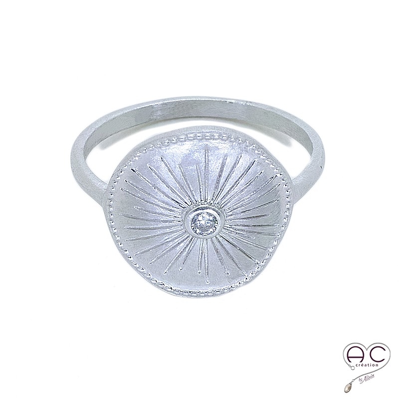 bague ronde sertie zircon argent rhodié gravée satiné femme