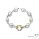 Bracelet en perles baroques naturelles grises avec un fermoir rond en plaqué or sertie de zirconium, création fait main