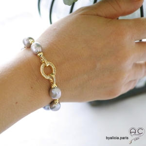 Bracelet en perles naturelles grises avec un fermoir rond en plaqué or sertie de zirconium, fait main