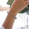 Bracelet en perles naturelles grises avec un fermoir rond en plaqué or sertie de zirconium, fait main