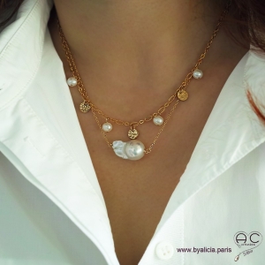 Collier avec breloques en perles de culture et petites médailles martelées sur une chaîne en plaqué or, création by Alicia