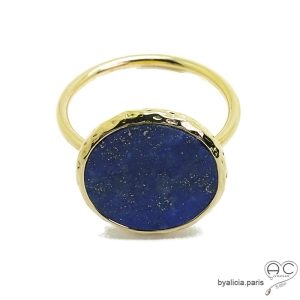 Bague avec lapis lazuli ronde sur anneau fin en plaqué or, pierre naturelle blue