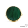 Bague avec malachite ronde sur anneau fin en plaqué or, pierre naturelle verte