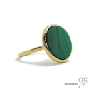 Bague avec malachite ronde sur anneau fin en plaqué or, pierre naturelle verte