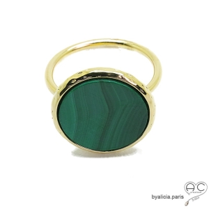 Bague avec malachite ronde sur anneau fin en plaqué or, pierre naturelle verte