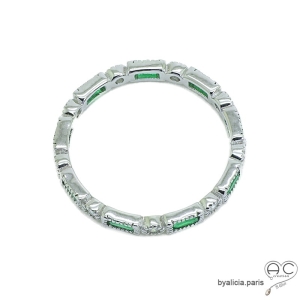 Bague zirconium vert et blanc sertie sur anneau fin argent massif rhodié tour complet, empilable