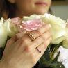 Bague calcédoine rose sur l'anneau en plaqué or 3MIC, pierre naturelle rose