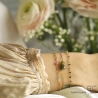 Bracelet avec pierres fines multi-couleur parsemées sur une chaîne en plaqué or, création by Alicia
