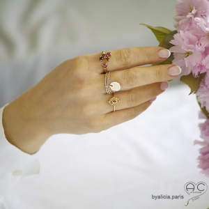 Bague EYMA avec petits rubis et grenats sur un anneau fin ouvert en plaqué or, pierres naturelles, femme