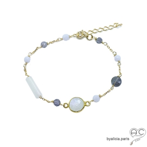 Bracelet, pierre de lune saphir d'eau, chaîne plaqué or, fin, fait main, création by Alicia
