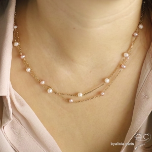 Collier, sautoir avec perles de culture blanches parsemée sur une chaîne fine en plaqué or ou en argent, création by Alicia
